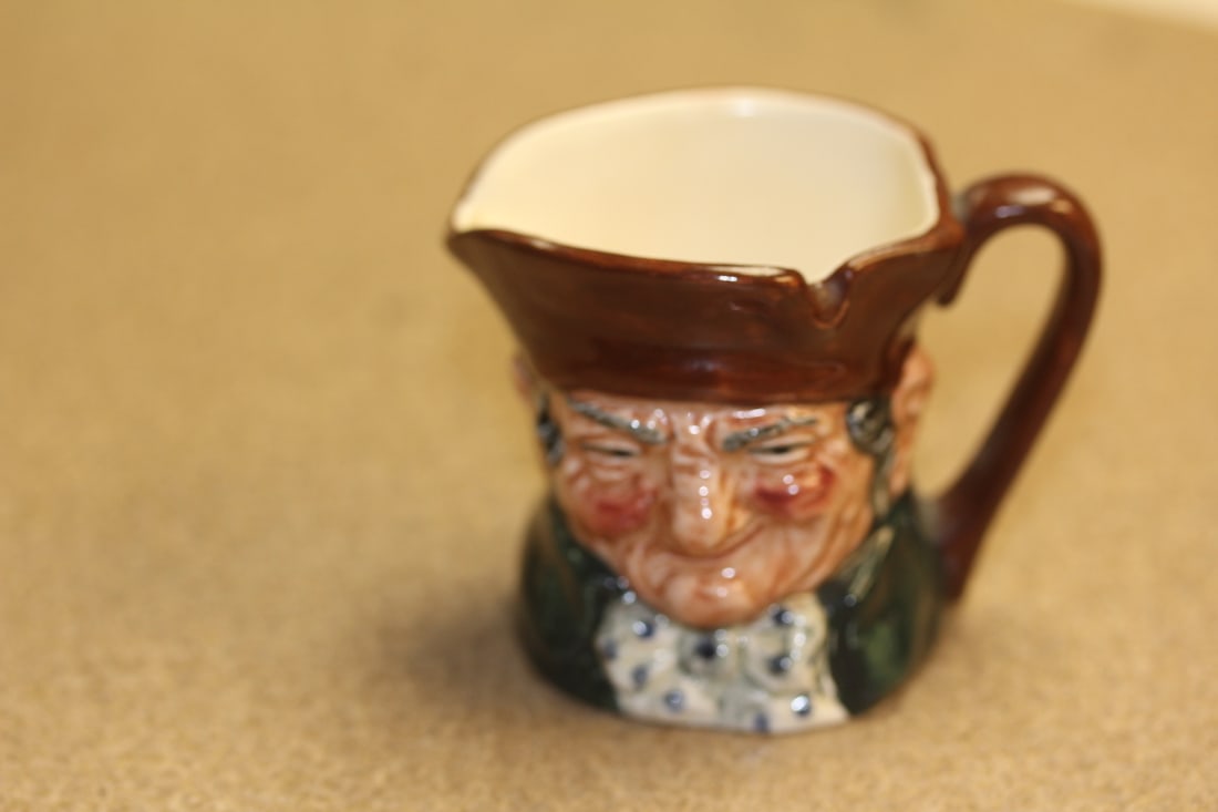 Small Royal Doulton Mug: 2 1/4" tall