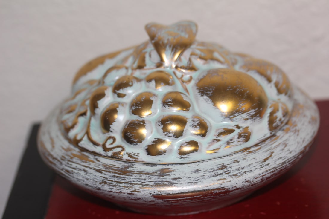 Stangl Fruit Bowl: with lid - 6 inches in diameter