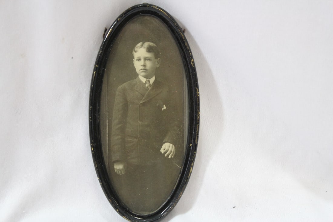 Vintage/Antique Framed Black and White Photograph: oval framed - 6" in diameter