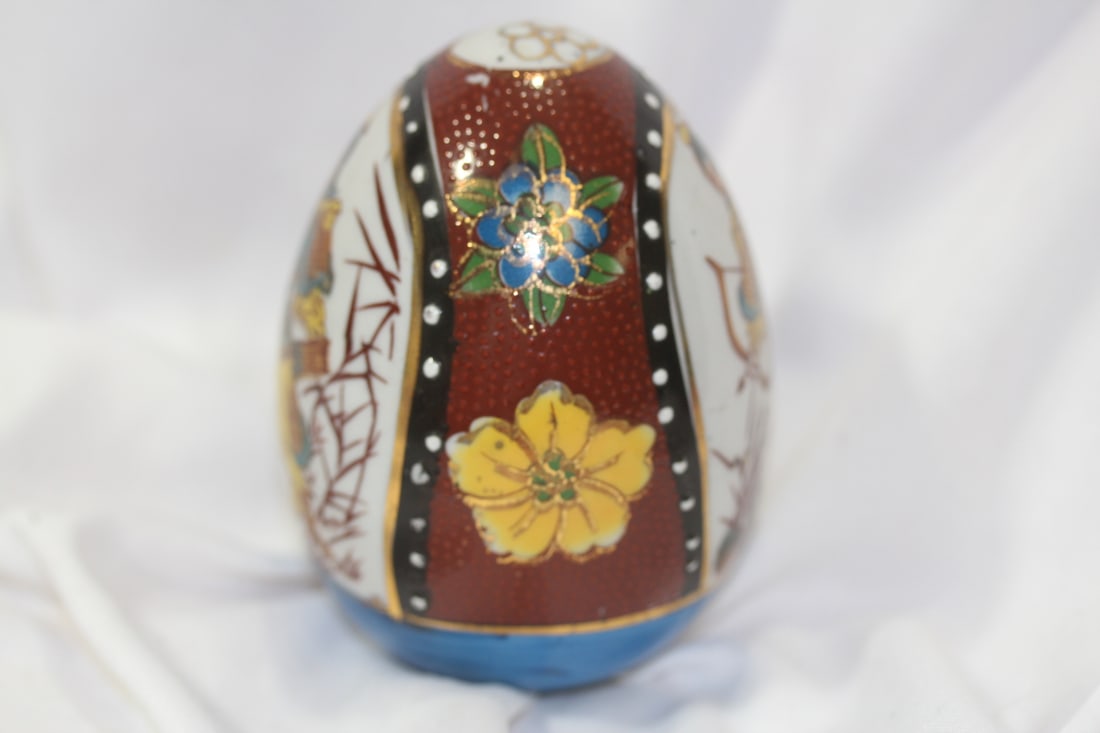 An Oriental Ceramic Egg - 2