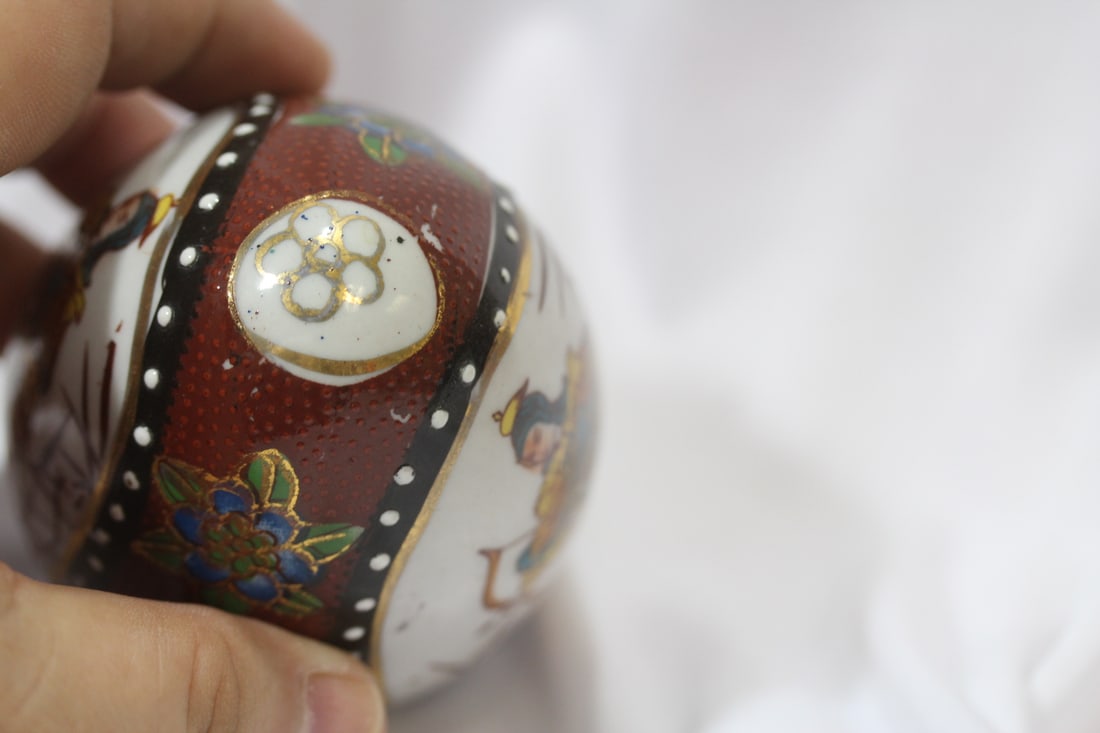An Oriental Ceramic Egg - 5