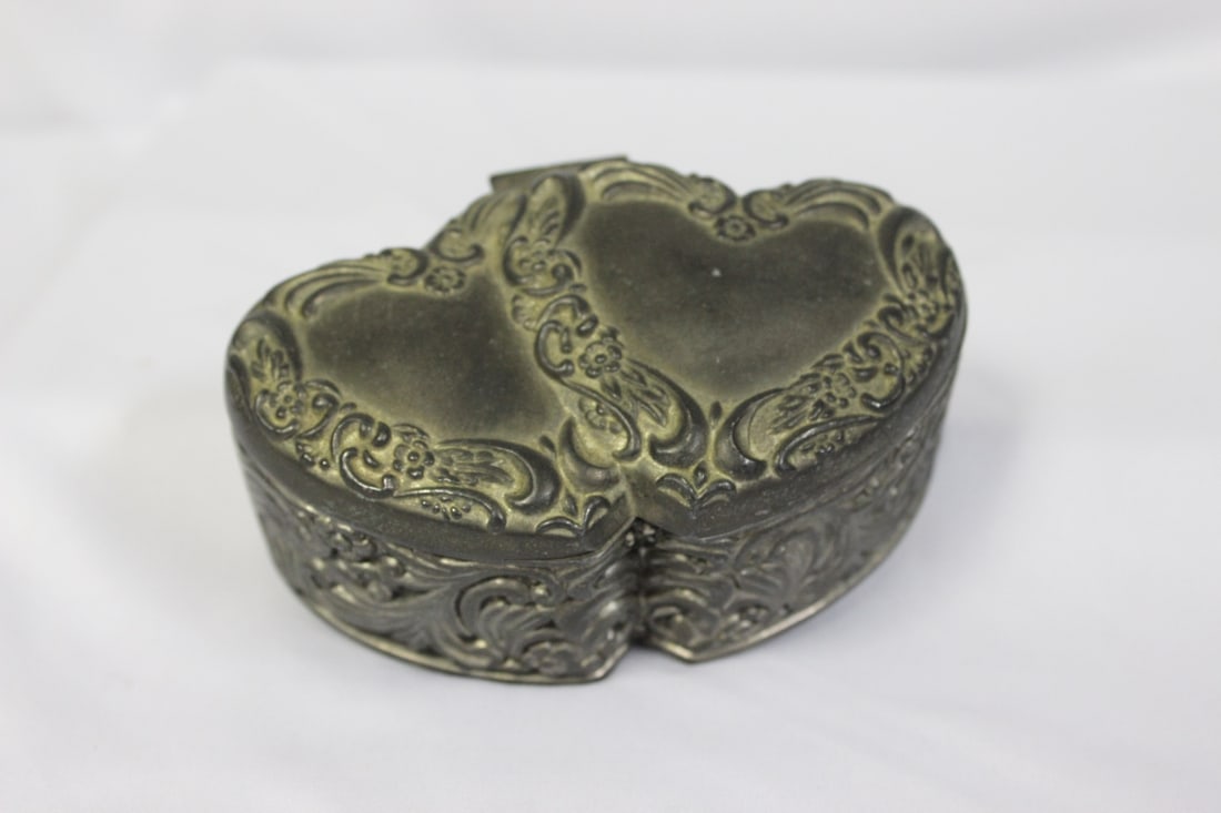 A Silverplated Trinket Box: 4 1/2" wide