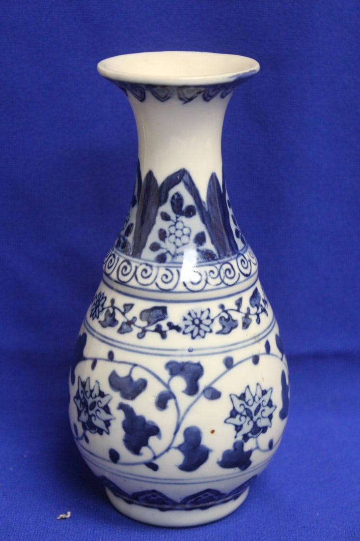 A Chinese Blue and White Vase: 7" tall
