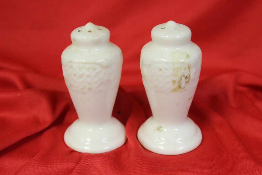 Set of 2 Salt and Pepper Shakers: 3 1/2" tall