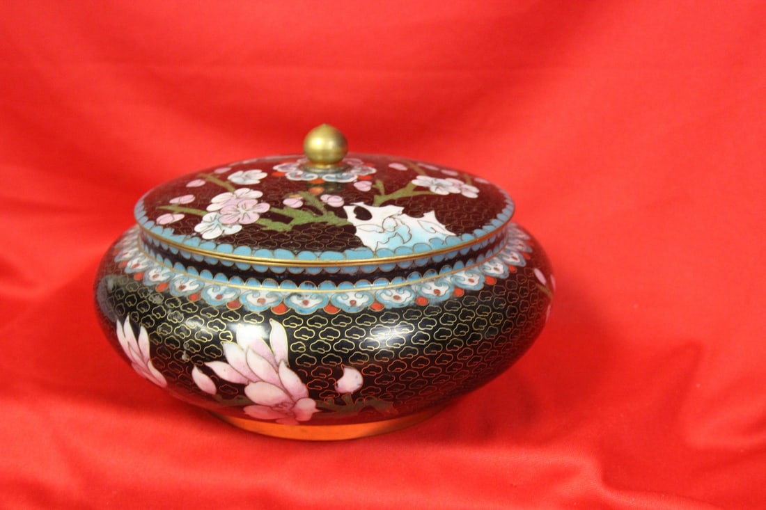 A Cloisonne Cover Bowl: 7 3/8" in diameter