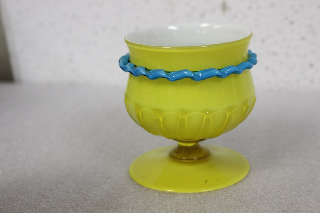 An Art Glass Cup: 3 1/4" tall