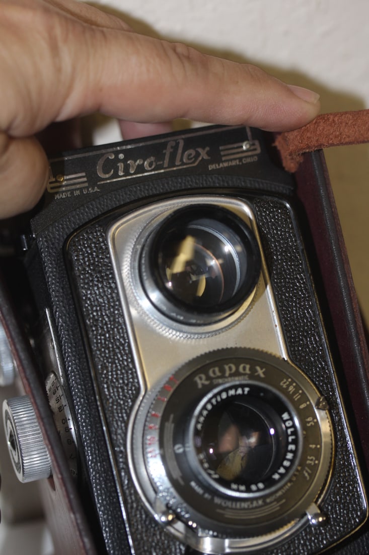 Ciroflex Twin Lens Camera: with lether case - please note: not tested to see if works or not