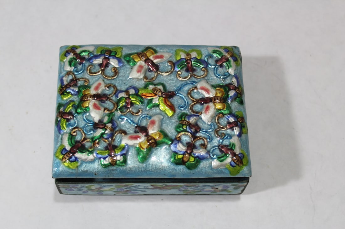 A Chinese Enamel Box: marekd "China" - late 19th to early 20th century - 4 3/8" across
