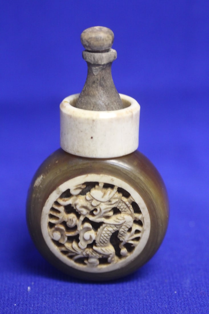A H o r n and B o n e? Chinese Snuff Bottle: wood top with spoon - well carved - 3 3/8" tall