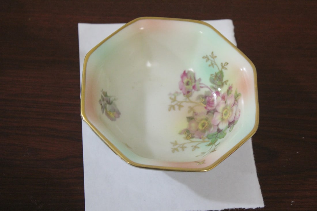 A Vintage German Porcelain Trinket Bowl: Schumann, Bavaria, Germany - 4 1/4" in diameter