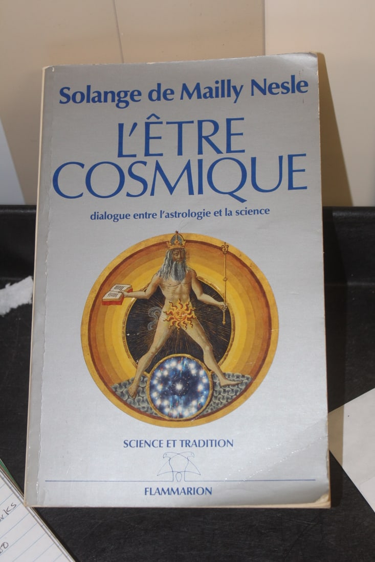 Book on Astrology: softcover - in French
