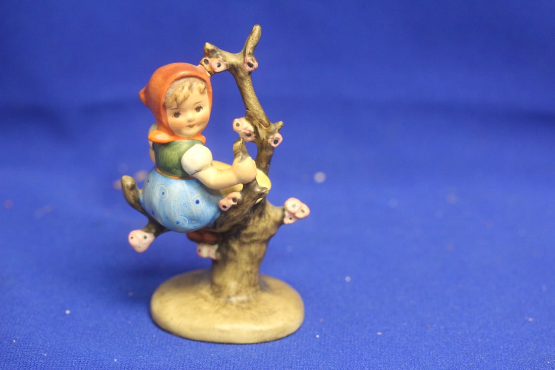 Vintage Full Bee Hummel: 4 1/4" tall