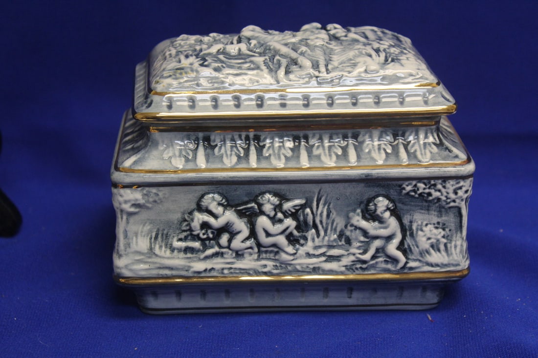 Vintage Capodimonte Box: 6 inches across