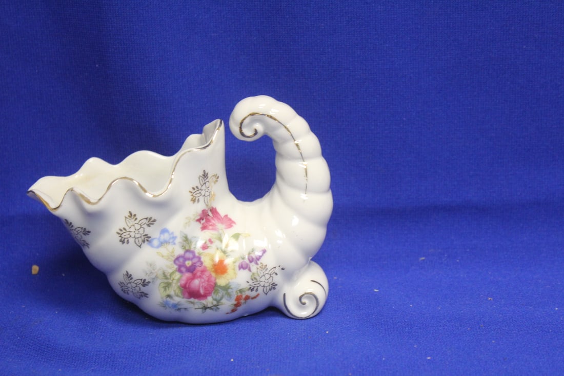 Vintage Japanese Horn Shape Planter: 4 inches tall