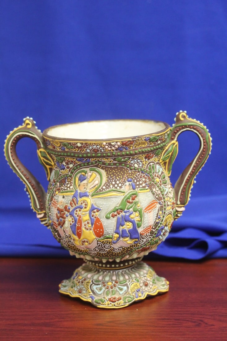 A Japanese Moriage Urn: 6 3/4" wide