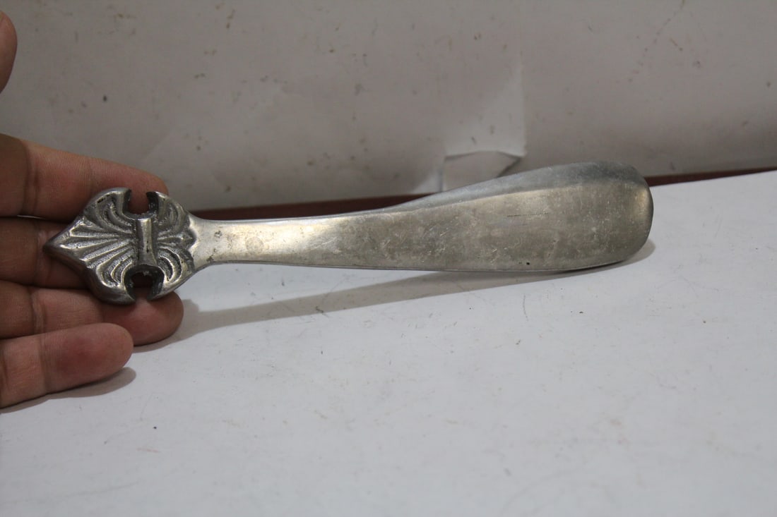 A Shoe Spatula: tin - 6 3/4" long