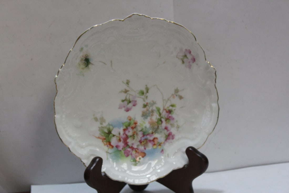An Antique Floral Plate: 8" in diameter