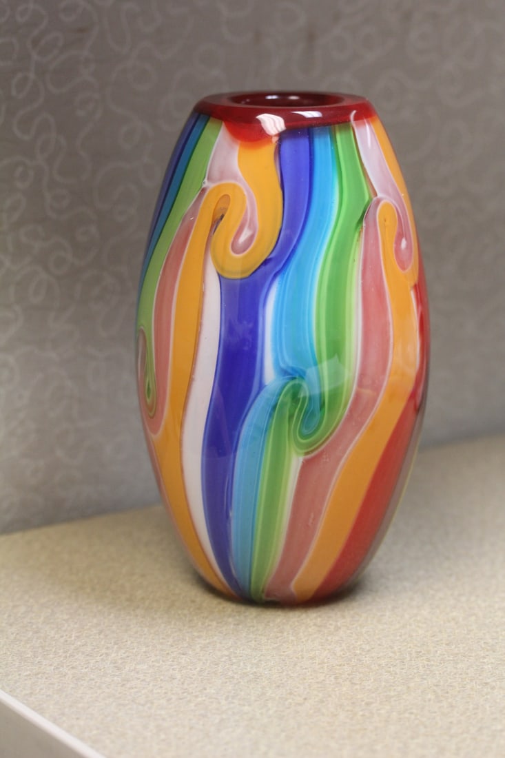Art Glass Vase: 7 3/8" tall