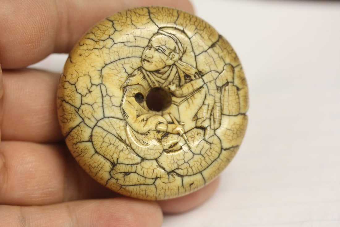 An Antique Japanese Manju: 19th century - 2 inches in diameter