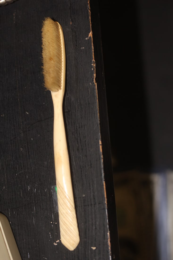 Vintage B o n e Handle Brush: 6 1/4" across
