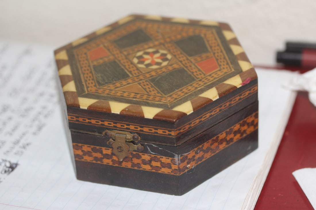 Inlaid Septagon Wooden Box: 4 5/8" in diameter
