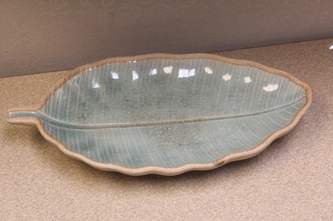Ceramic leaf bowl: 11 3/4" long