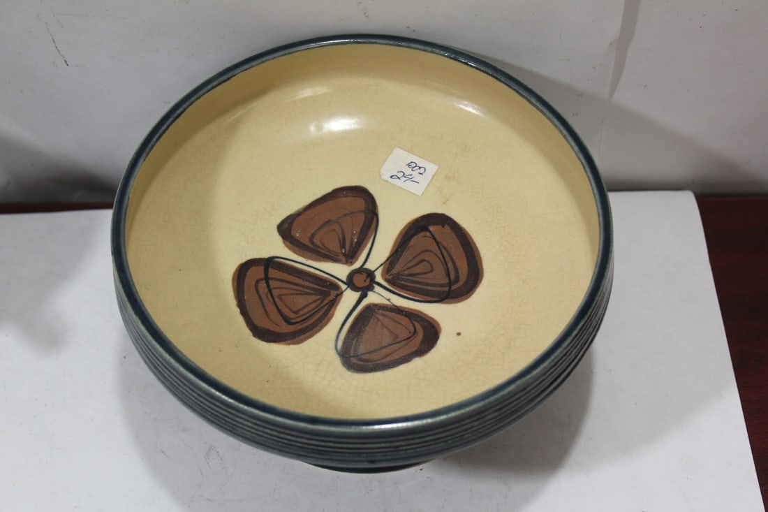 A Hana Basha Art Pottery Stem Bowl: 7 1/4" in diameter