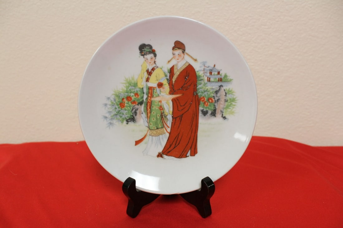 A Chinese/Asian Porcelain Plate: 6" in diameter
