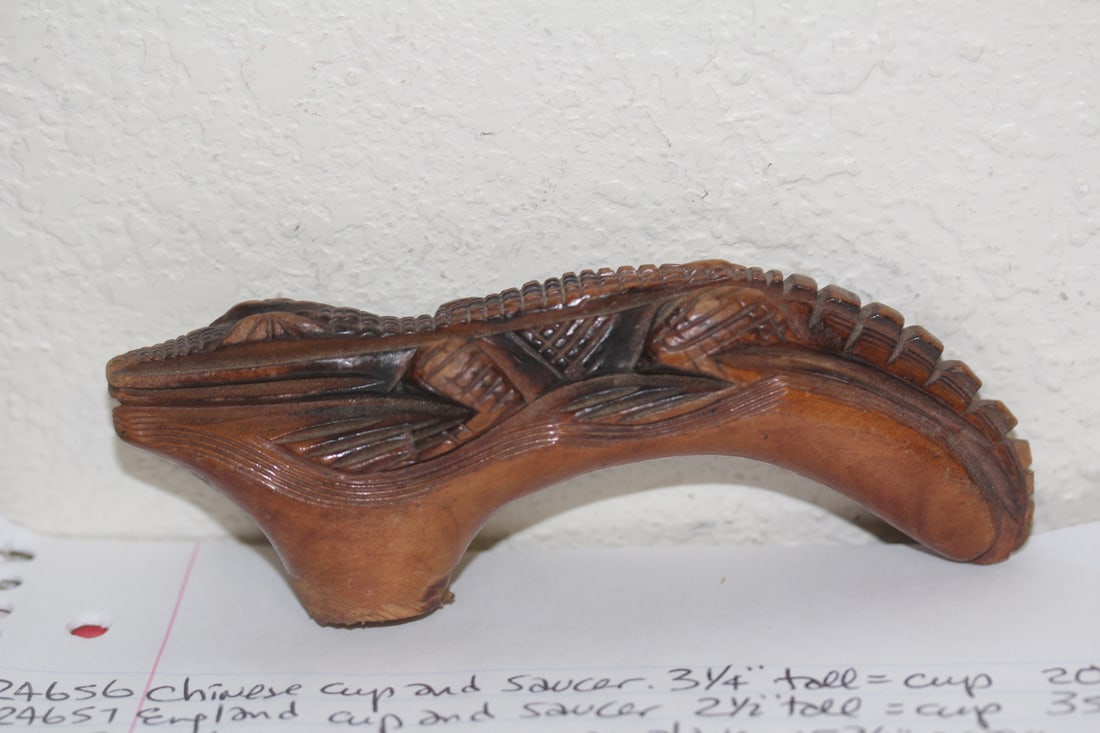 Carved Wooden Alligator Handle: 5 1/2 inches across