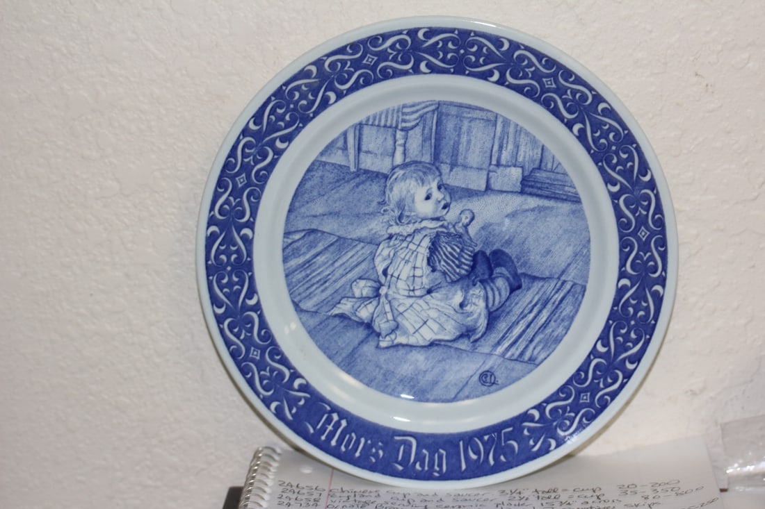 1975 Sweden Mother's Day Plate: 8 1/4" in diameter