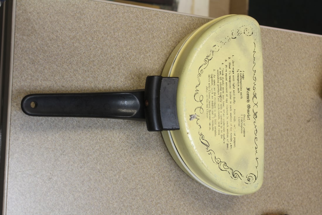Vintage Mirro French Omlette Maker: as shown