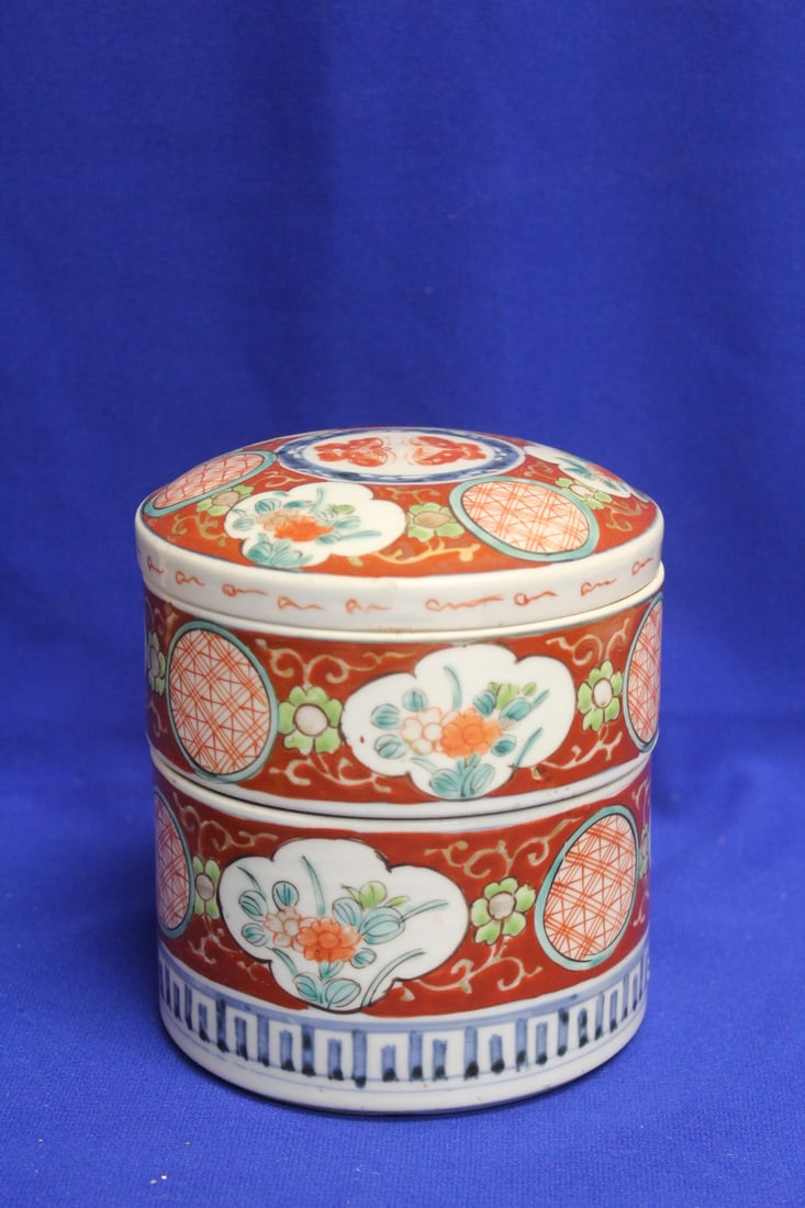 A Japanese Imari Stacking Container: 6 1/4" tall