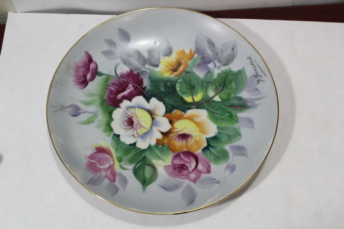 A Vintage Artist Signed Handpainted Plate: 8" in diameter