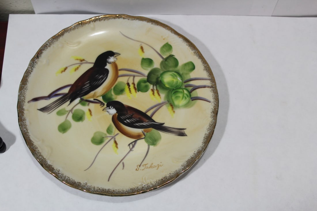 A Vintage Artist Signed Handpainted Plate: 8 1/4" in diameter