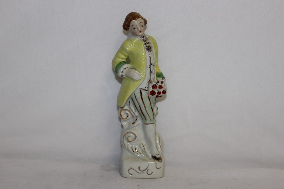 A Vintage Ceramic Figurine: 6 7/8" tall