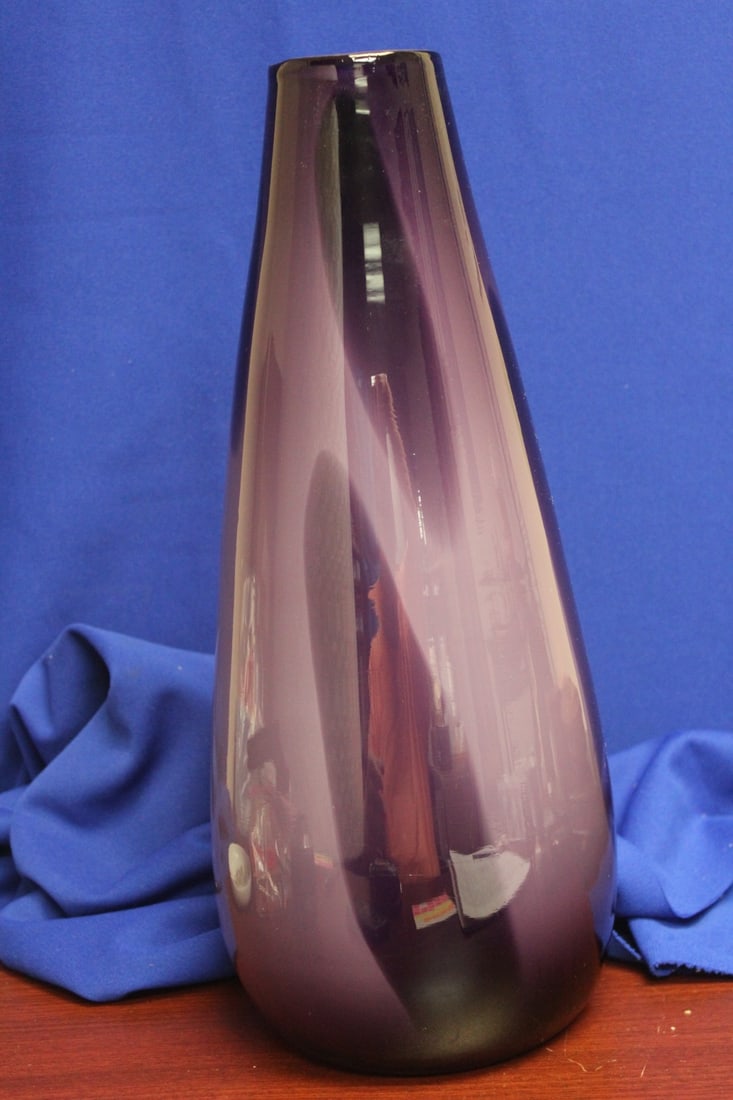 An Artglass Vase: 15 1/4" tall
