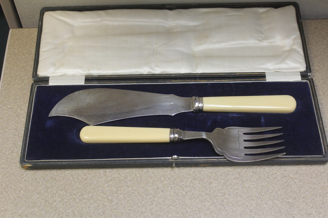 Silver plate serving set: marked fc and company, boxed, overall= 13 7/8"