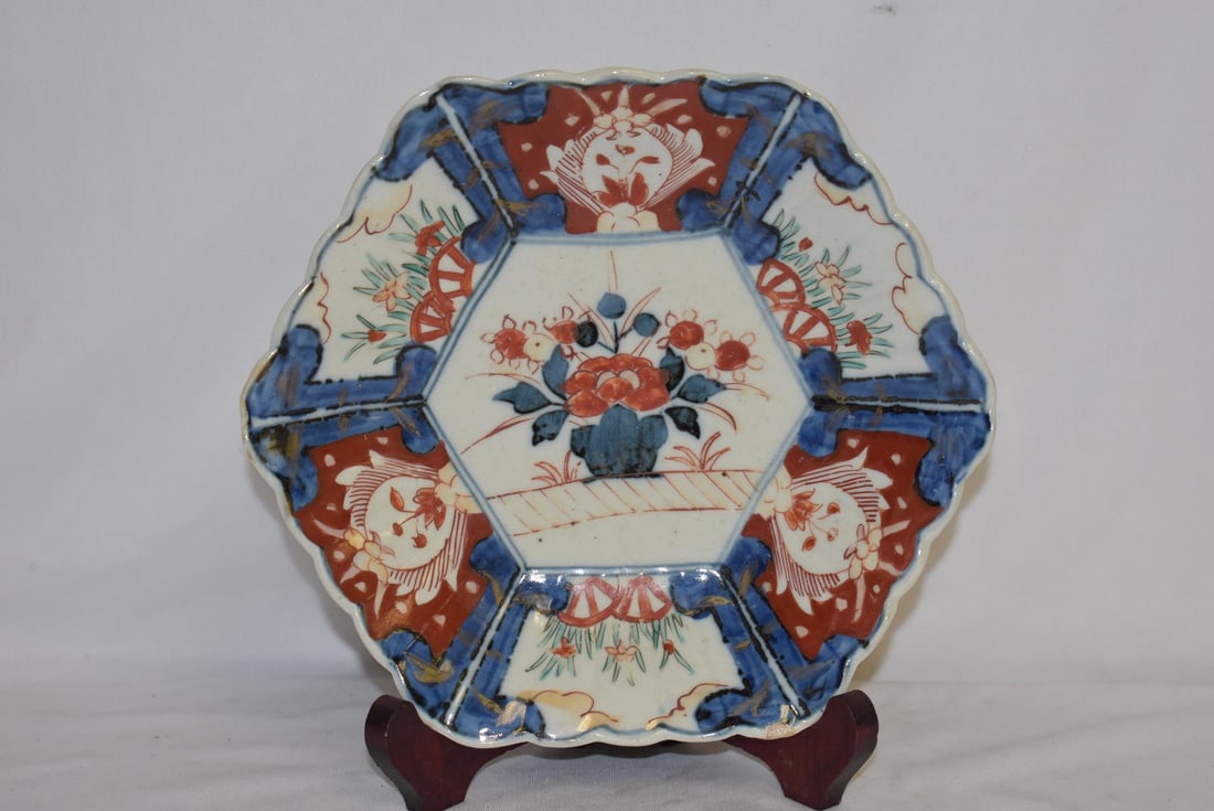 An Imari Bowl: 8 1/2" in diameter