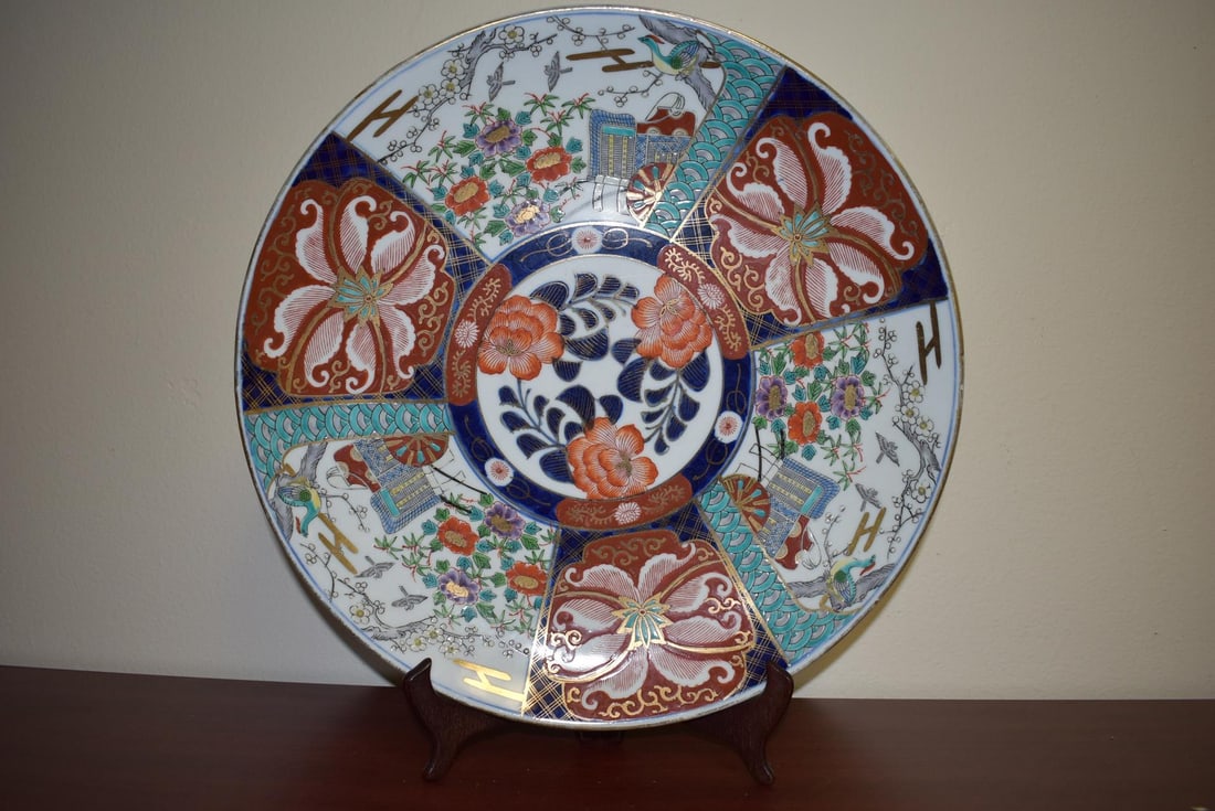 An Artist Signed Japanese Imari Platter: old - 15 inches in diameter