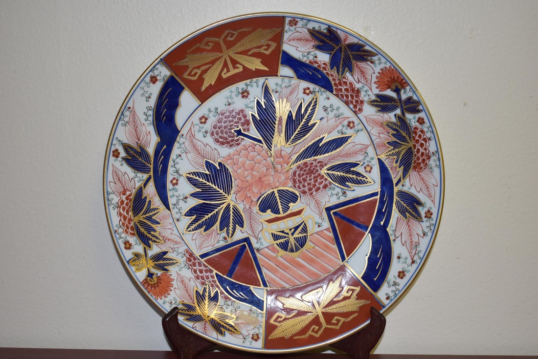 A Gold Imari Plate: 12 1/4" in diameter