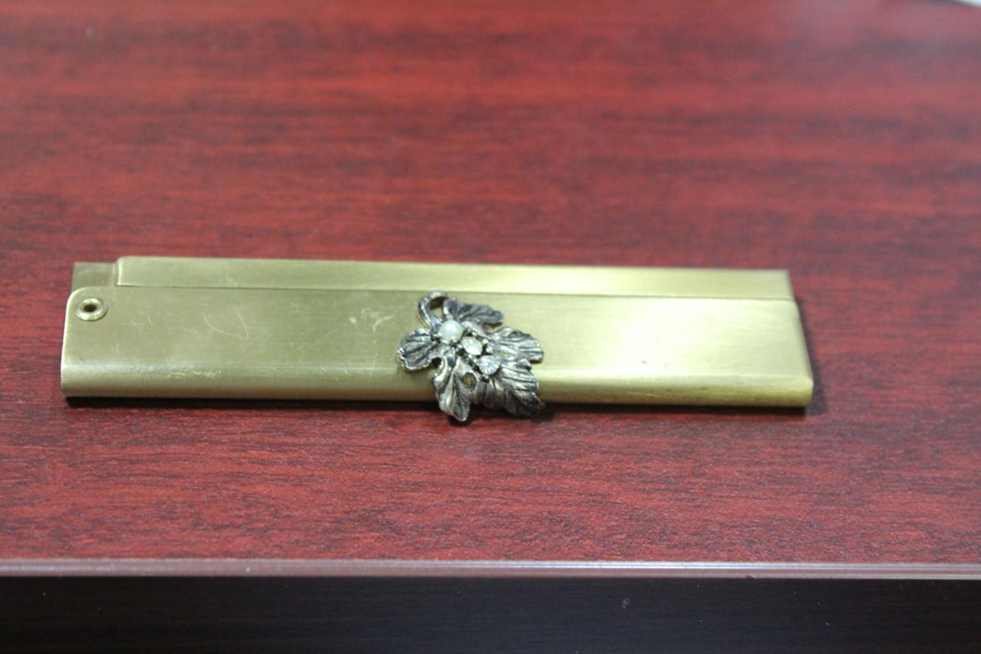 A Vintage Hide Away Metal Comb: 4 1/8" in length