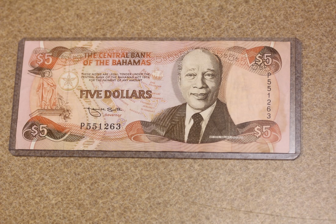 1997 Central Bank of the Bahamas 5 Dollar Note: 5 dollar currency note - still in pretty good shape