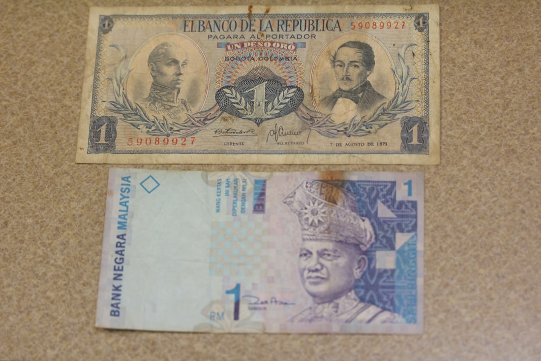 Lot of 2 Foreign Notes: as shown