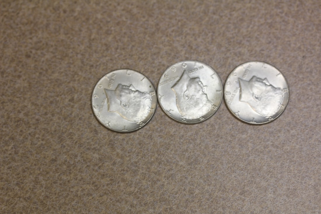 Lot of 3 Kennedy halves: 40% silver