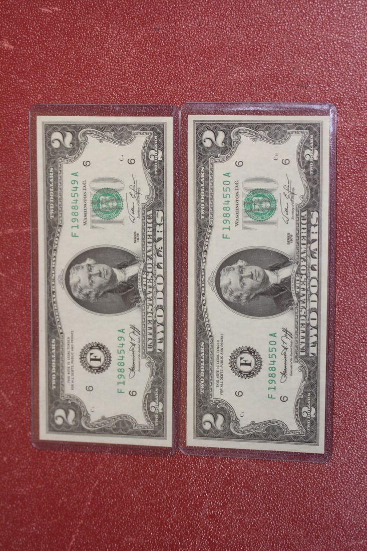 Lot of 2 1976 $2 Note: two consecutive notes - uncirculated - bincentennials