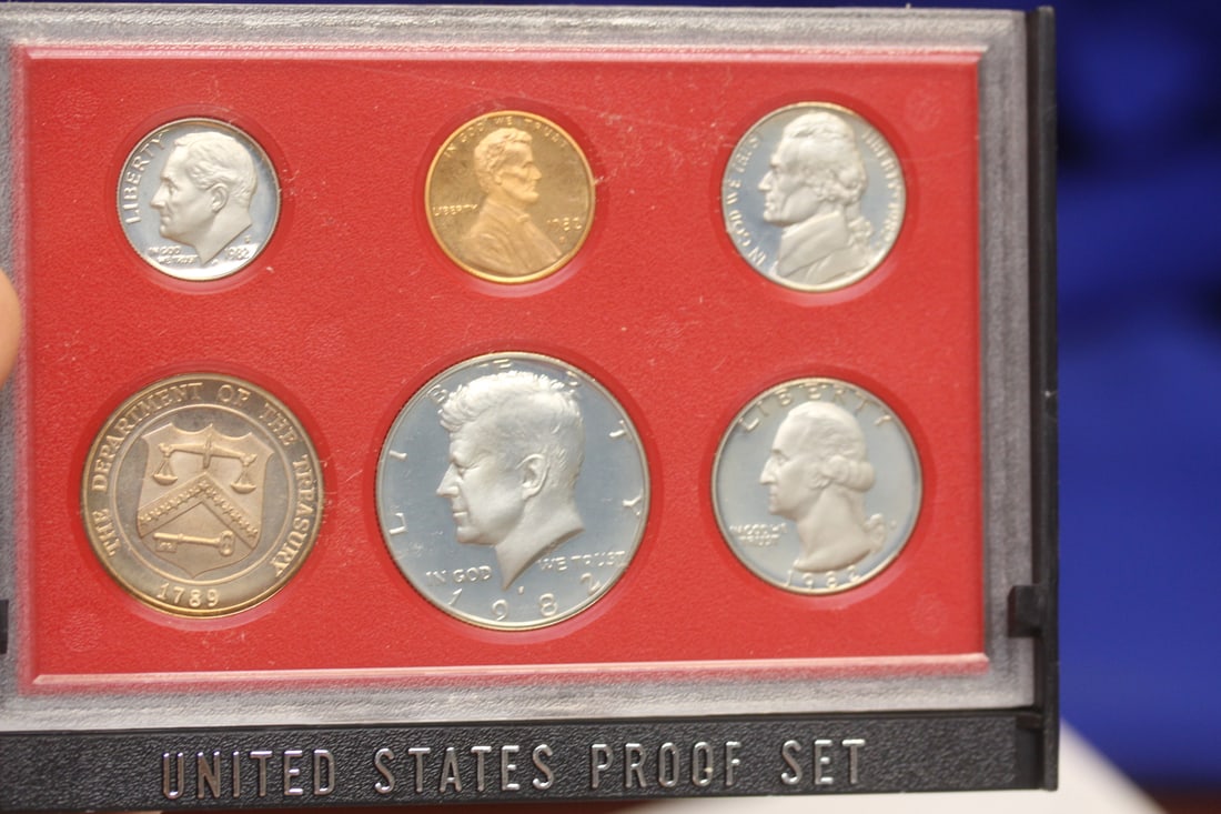 A 1982 US Proof Set: as shown