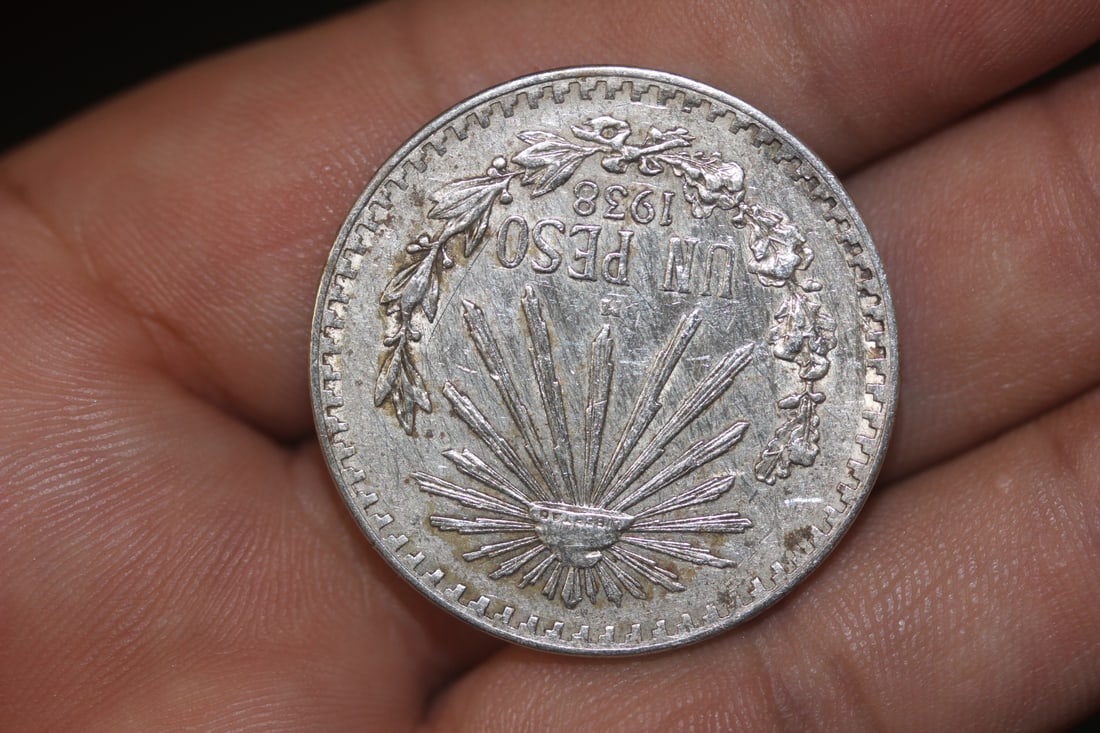 1938 Mexico Un Peso Coin: 72% silver coin