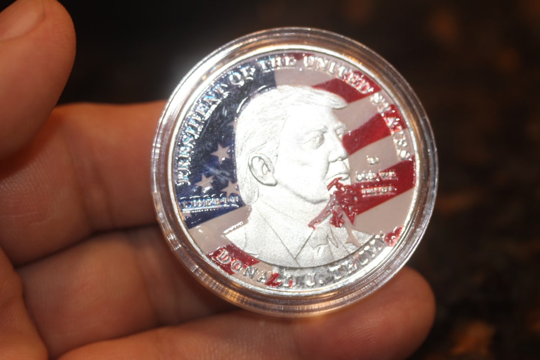 Commemorative Trump Coin: clad