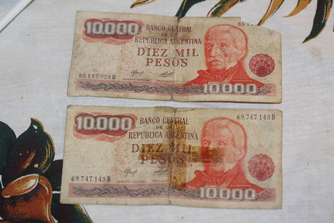 Lot of 2 Argentina 10,000 Pesos Note: as shown