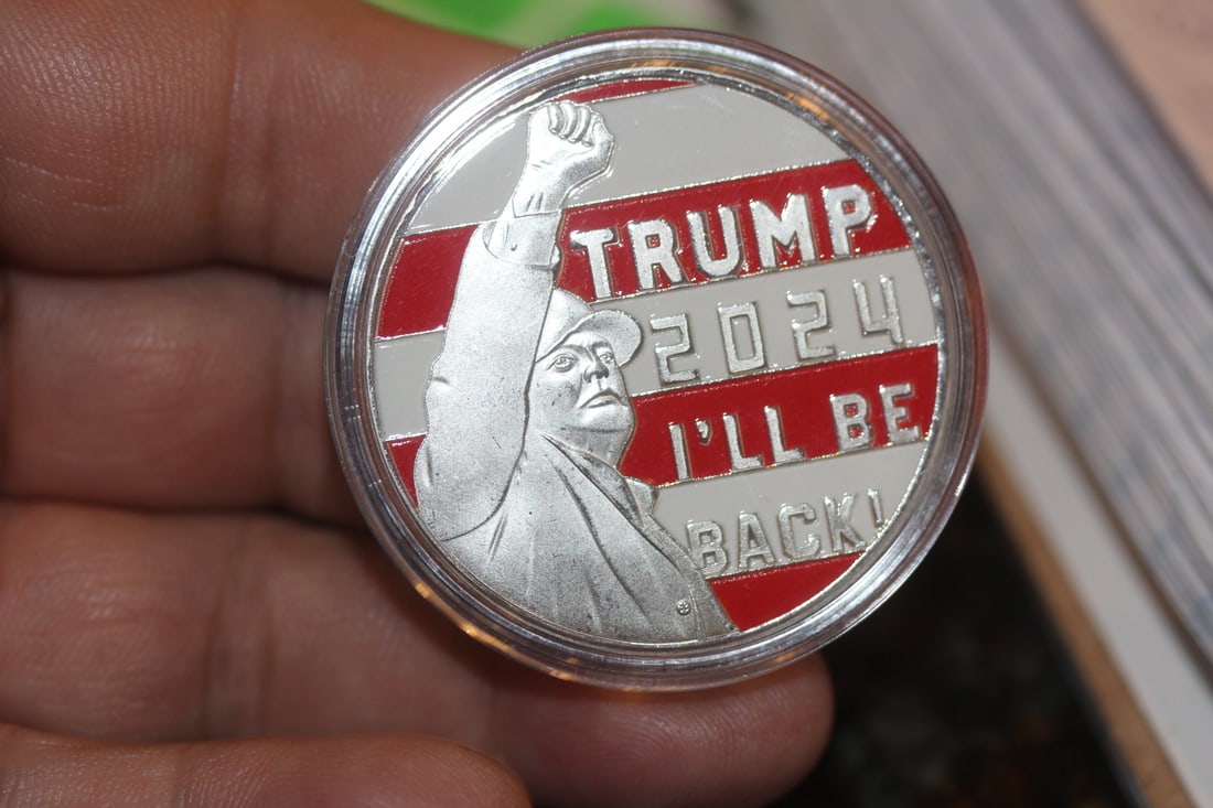Commemorative President Trump Coin: clad